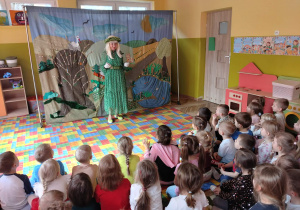 Dzieci oglądają przedstawienie