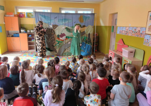 Dzieci oglądają przedstawienie