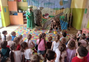 Dzieci oglądają przedstawienie