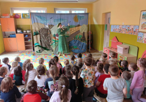 Dzieci oglądają przedstawienie