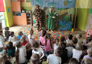 Dzieci oglądają przedstawienie