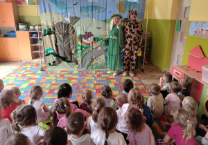 Dzieci oglądają przedstawienie