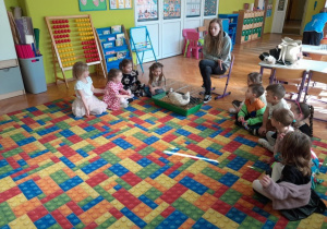 Dzieci poznają kurę i kaczkę