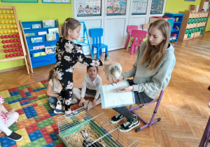 Dziecko głaszcze kurę