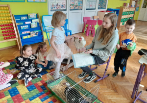 Dziecko głaszcze kurę