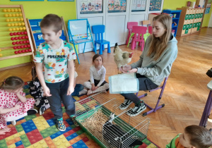 Dziecko głaszcze kurę