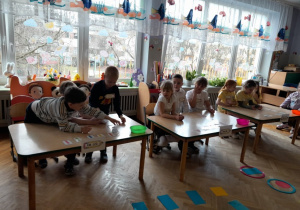 Dzieci rozwiązują zadanie z elementami kodowania