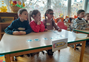 Dzieci rozwiązują zadanie z elementami kodowania