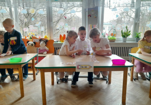 Dzieci rozwiązują zadanie z elementami kodowania