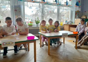 Dzieci rozwiązują zadanie z elementami kodowania