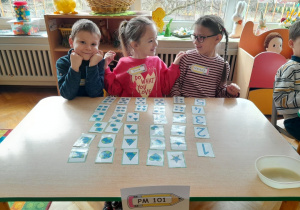 Dzieci rozwiązują zadanie z elementami kodowania