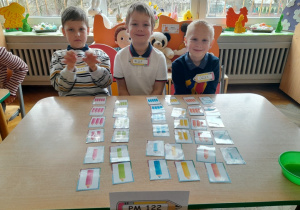 Dzieci rozwiązują zadanie z elementami kodowania