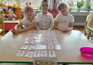 Dzieci rozwiązują zadanie z elementami kodowania