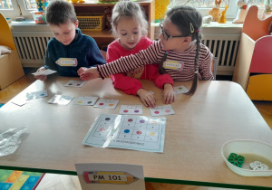 Dzieci rozwiązują zadanie z elementami kodowania