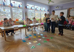 Dzieci rozwiązują zadanie matematyczne z figurami geometrycznymi