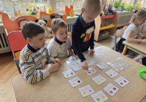 Dzieci rozwiązują zadanie z elementami kodowania