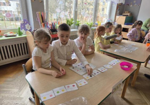 Dzieci rozwiązują zadanie z elementami kodowania