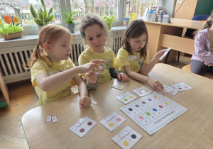 Dzieci rozwiązują zadanie z elementami kodowania