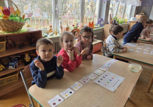 Dzieci rozwiązują zadanie z elementami kodowania