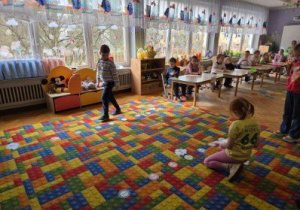 Dzieci rozwiązują zadanie matematyczne