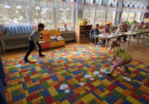 Dzieci rozwiązują zadanie matematyczne