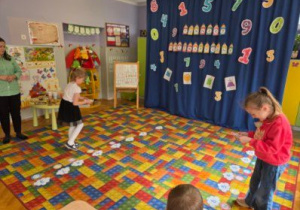 Dzieci rozwiązują zadanie matematyczne