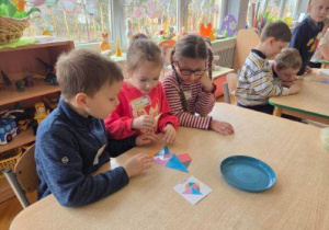 Dzieci rozwiązują zadanie matematyczne