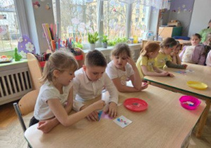 Dzieci układają tangram