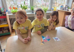 Dzieci układają tangram