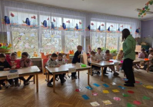 Dzieci rozwiązują zadanie matematyczne