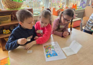 Dzieci układają matematyczne puzzle