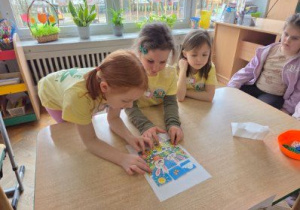 Dzieci układają matematyczne puzzle