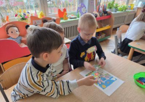 Dzieci układają matematyczne puzzle