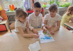 Dzieci układają matematyczne puzzle