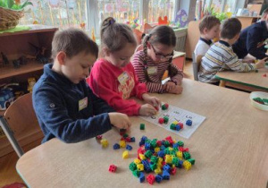 Dzieci rozwiązują zadanie matematyczne