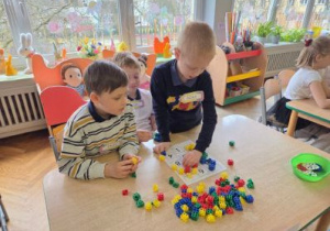 Dzieci rozwiązują zadanie matematyczne