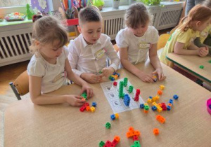 Dzieci rozwiązują zadanie matematyczne