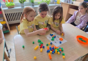 Dzieci rozwiązują zadanie matematyczne