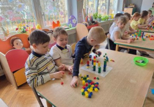 Dzieci rozwiązują zadanie matematyczne