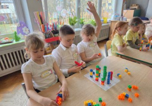 Dzieci rozwiązują zadanie matematyczne