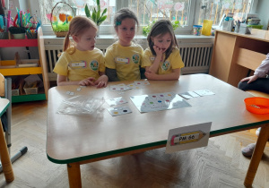 Dzieci rozwiązują zadanie matematyczne