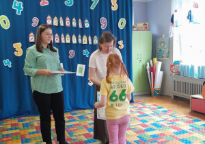 Dzieci otrzymują dyplomy i nagrody za udział w konkursie