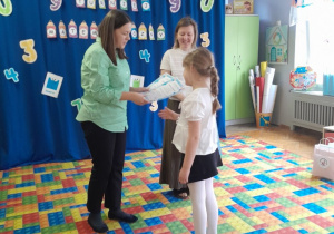 Dzieci otrzymują dyplomy i nagrody za udział w konkursie