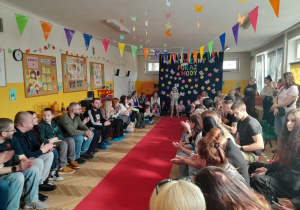 Występ dzieci na Wiosennym Pokazie Mody