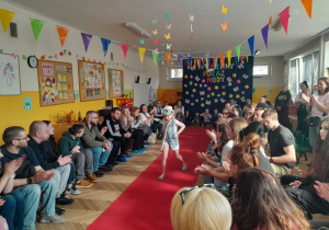 Występ dzieci na Wiosennym Pokazie Mody