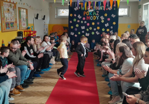 Występ dzieci na Wiosennym Pokazie Mody
