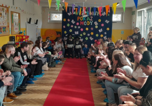 Występ dzieci na Wiosennym Pokazie Mody