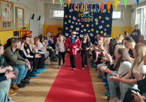 Występ dzieci na Wiosennym Pokazie Mody