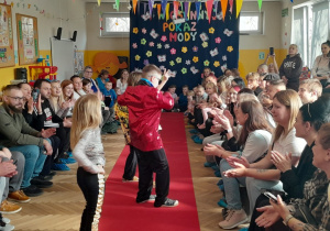 Występ dzieci na Wiosennym Pokazie Mody