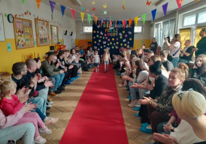 Występ dzieci na Wiosennym Pokazie Mody